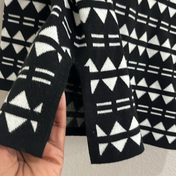 Anne Klein Women’s Mock Neck Sweater Black White Geometric Triangle Print Sz S - Picture 4 of 9